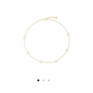 Tory Burch halsband  - Ett äkta Tory Burch halsband ifrån Farfetch. Köptes för 2097kr. Tory Burch bag medföljer. 