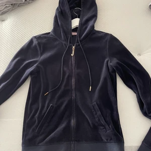 Juicy Couture hoodie  - Jätte fin blå juicy couture hoodie med dragkedja. På bild 3 kan man se att dragkedjan är detaljerad med små diamanter, några har trillat av men inget som stör. Hoodien är lite urtvättad men fortfarande fin och skönt att ha på sig. Väljer nu att sälja min älskade juicy då den inte används längre. Köpte den får några år sedan för 1200kr säljer den nu för 200kr då den inte säljs längre samt den är fortfarande väldigt fin. Kan gå ner i pris vid snabb affär. Storlek M men den är liten i storleken, skulle säga att den passar S och XS. Önskas bild på hur den ser ut på mig så meddela mig! 😊