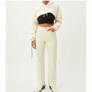 Jeans från weekday - 24/32, prislappen kvar, aldrig använda. Super fin beige färg!! 