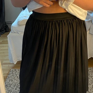 Långkjol - Säljer denna kjol som knappt är använd, den är i bra skick och har ett resårband vid midjan. Kjolen går att vika upp om man vill ha den kort oxå! Säljer då den inte kommer till användning.