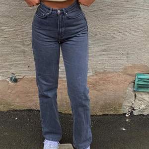 Gråa tvättade jeans från Weekday i modellen rowe! I bra skick! Köpta för 500kr💖💖jag är 161 cm. 72kr frakt