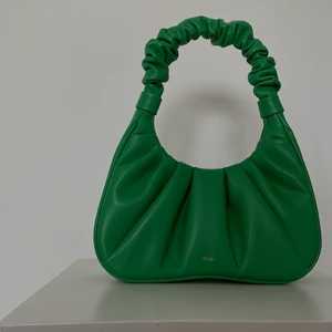 Väska från Jw Pei - Helt ny väska från Jw Pei, ett märke från USA. Den är endast fotad. Kartong medföljer. Nypris 89$. Frakt tillkommer på 62kr. 