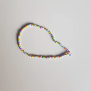 Färgglatt pärlarmband - Handgjort färglagt pärlarmband. Det går fint att önska vilka färger man vill eller inte vill ha med.