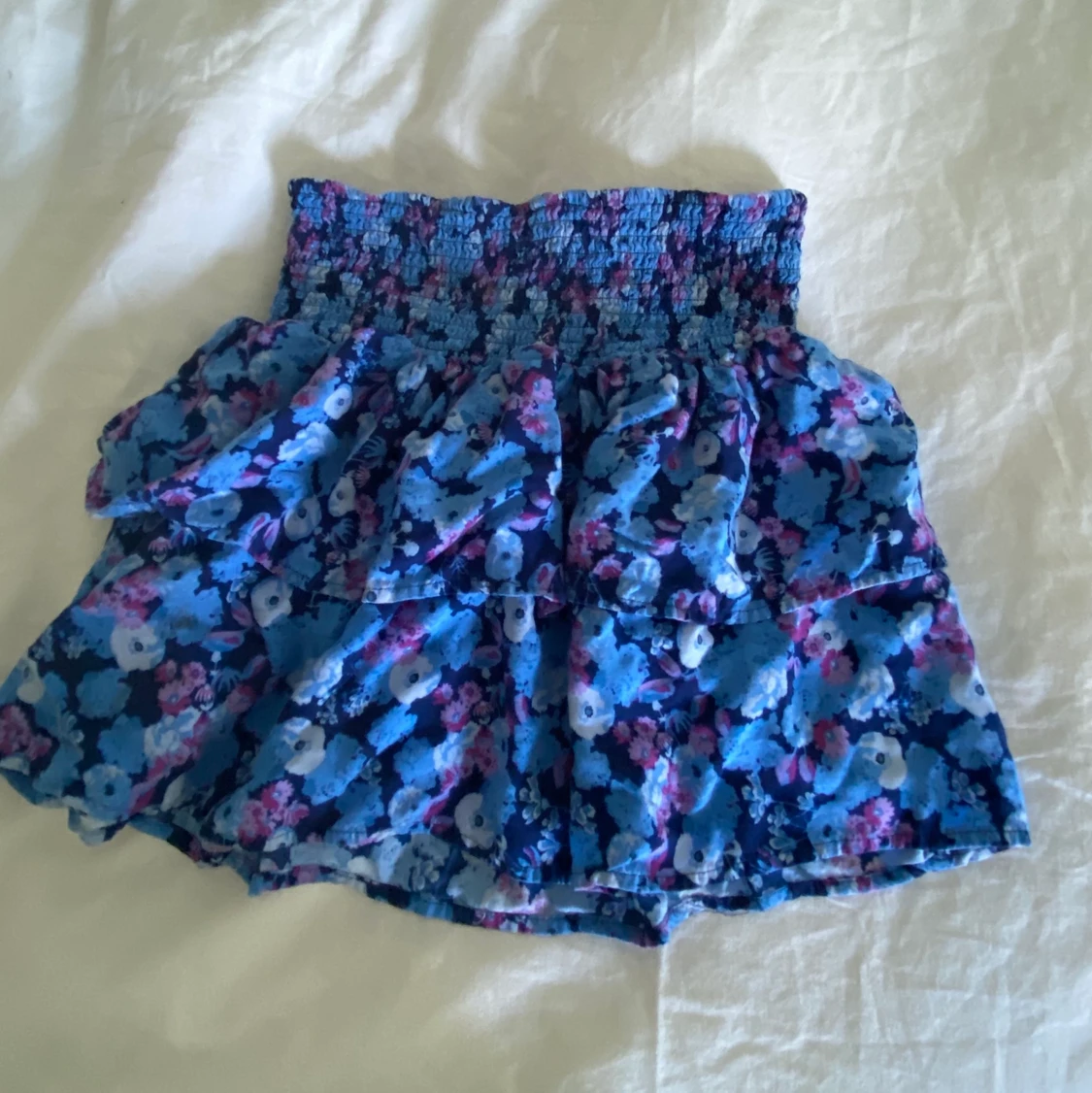 Blommig kjol med volang  - 90