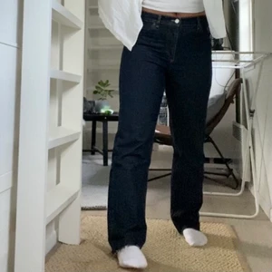 Zara Jeans - Ett par jättefina mörkblåa jeans fr Zara i strl. 42. Använda 1 gång. Köparen står för frakten💙