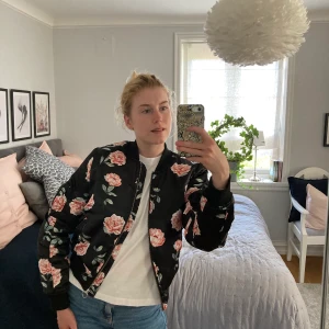 Blommig jacka - Blommig jacka från New Look, L