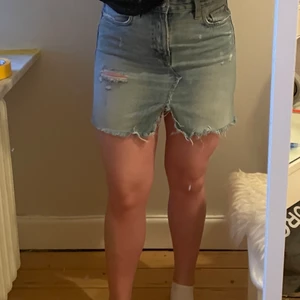 Superfin jeanskjol - Säljer denna fina jeanskjol, då den inte riktigt är min stil och därav inte kommer till användning. Strl 38 och passar S-M. Frakten är inkluderat i priset!!