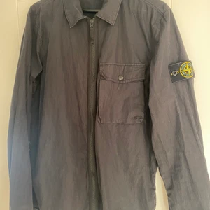 Stone island overshirt - Säljer denna overshirt då den blivit förliten och inte används. Produkten är i bra skick.