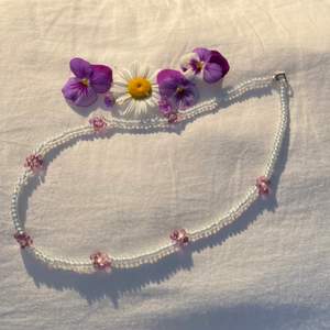 Supergulligt halsband med blommor på, gjort av glaspärlor. Kunden står för frakten🌼