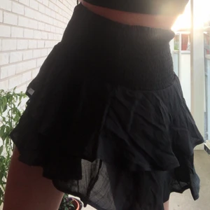 Jättefin sommarkjol  - Säljer denna super fina kjol😊. Kjolen är inte använd och säljer för att den inte kommer till användning. Materialet är stretchigt och jätte skönt💞. Storleken är xs men passar mig som brukar ha s med🤝. Den perfekta kjolen nu till sommaren helt enkelt💓 Köparen står för frakt