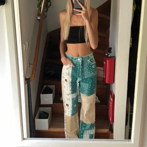 fet coola byxor - storlek xs, sitter oversized på mig som vanligtvis har xs, passar även s. helt oanvända! jag är 172cm. säljer endast till rätt pris:)