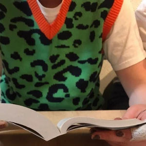 Väst - Utstickande väst med grönt leopardmönster och orangea detaljer. Tjock och redig i kvaliteten! Västen har inga fläckar eller slitningar så vill säga 10/10 i skick men om man ska vara på den säkra sidan så utgå från att den är 9/10. Orka inte ta några bra bilder men skriv om du har frågor:)) frakt tillkommer