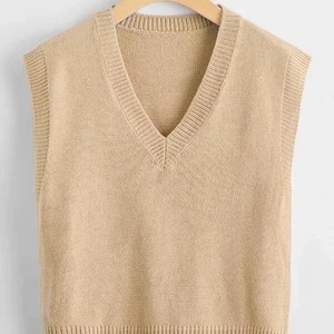 Jättefin stickad väst!  - Jättefin trendig topp/väst/T-shirt. Helt oanvänd, säljer denna eftersom det inte riktigt är min stil och används därför inte. För fler bilder går det jättebra att höra av sig till mig!🥰