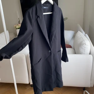 Svart lång kavaj - Superfin svart kavaj som tyvärr inte kommer till användning längre. Går även att använda som kappa när det är varmare. 💐