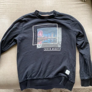 Lång armad tröja med tryck - Tokyo tryck på framsida