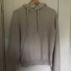Beige hoodie från NA-KD. Den är i storlek XS. Är i fint skick och köparen står för frakten!