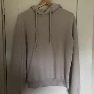 Hoodie  - Beige hoodie från NA-KD. Den är i storlek XS. Är i fint skick och köparen står för frakten!