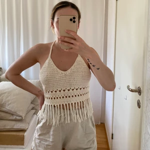 Franstopp storlek M - Superfin krämvit franstopp i storlek M. Du knyter själv i ryggen och halsen för att bestämma storleken. GRATIS FRAKT!