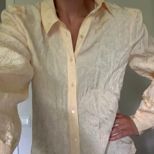 Yellow babe - Så vacker skjorta från & other stories! Använd en gång, hittar inte tillfälle att använda. Köparen står för frakten 🌻