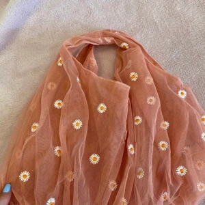 Söt rosa väska - Söt väska i ”mesh” material med vita blommor. Fler bilder kan skickas💕