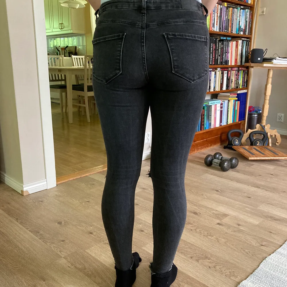 Mörkgrå lågmidjade jeans från gina tricot i strl 36. Väl använda men i fint skick, kan skicka bättre bilder vid intresse. 45 kr frakt tillkommer😊. Jeans & Byxor.