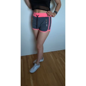 Neonrosa mjukisshorts  - Superbekväma shorts perfekta för sommaren 🌸 har två fickor på framsidan, för nycklar, kort, etc. Knappast använda, så i mycket bra skick. Säljer då de inte kommer till användning längre. (Står M på dem, men dem passar perfekt mig som är S) 