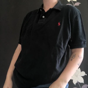 Polo Ralph lauren pike  - Svart Ralph lauren polo pike i halvdant skick, använd väl