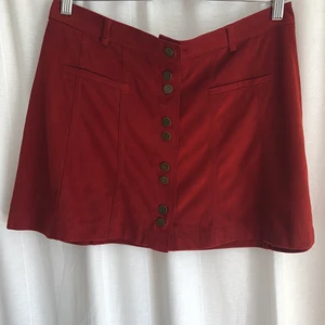 Kjol från Zara - Mocka kjol från zara. Har en diskret fläck som nog går bort i tvätt. 