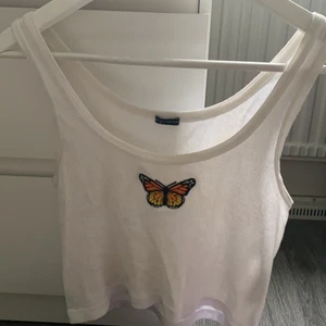brandy melville fjärilslinne - suuper gulligt linne från brandy melville som köptes 2019 och därmed inte säljs längre, den användes bara ett par gånger och är i gott skick! 