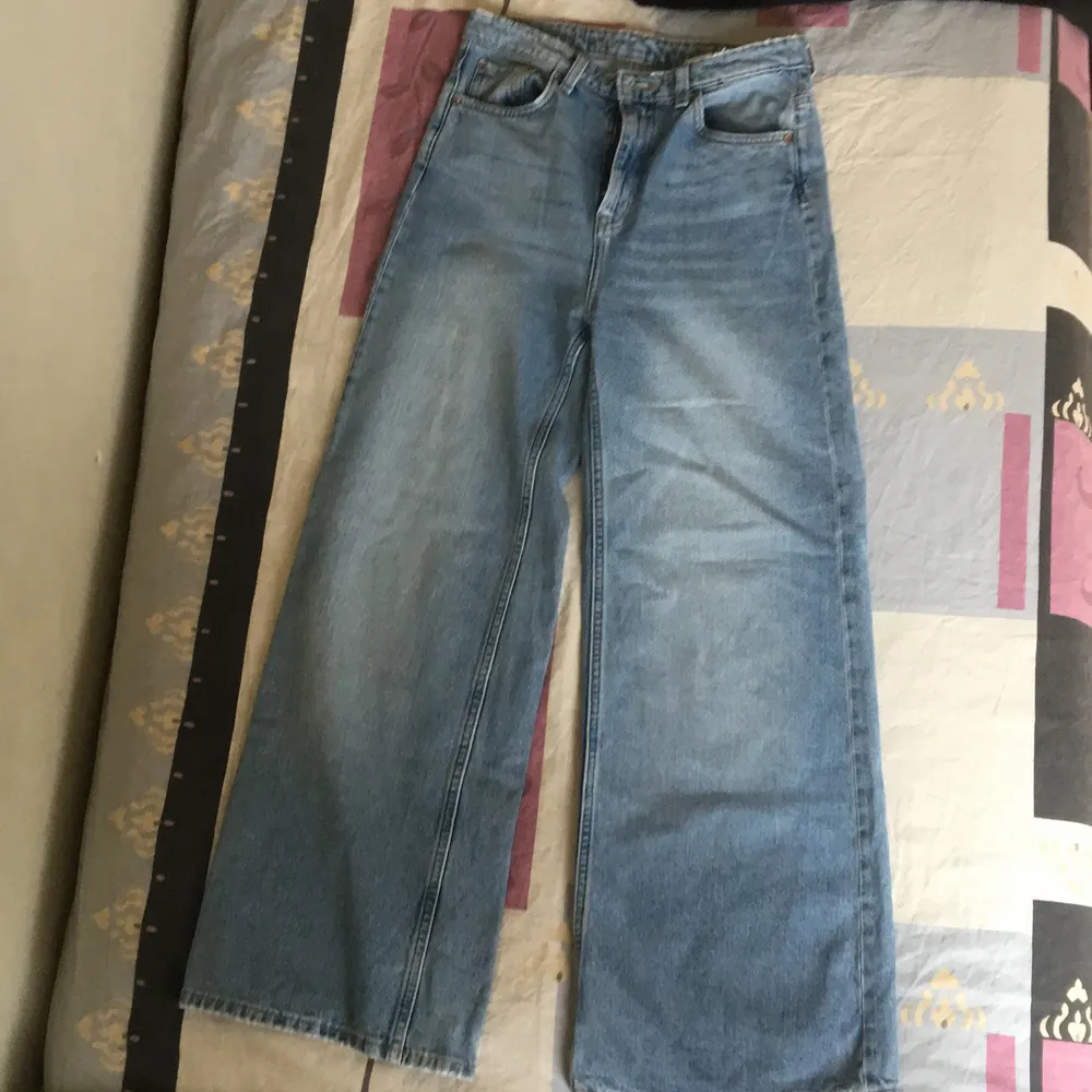 Säljer dessa ljusblå vida jeans från Weekday nypris 500-600, dem är i god skick. Säljer pga dem ej kommer till användning längre, dem passar till både strl XS och S. Jeans & Byxor.