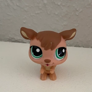 Lps - Jag säljer just nu mina gamla ”Little Pet shop”, eftersom dessa figurerar inte går att få tag på i butik så har de fått ett stort värde på sig. Vissa e dyrare än andra då de är Rare, vilket innebär att de finns få av dessa å då höjer deras värde! Betalning sker via Swish och köparen står för frakten!🤍