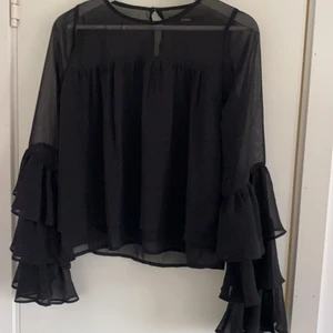 Festlig blus - Festlig blus från bikbok i tunnare material. Dubbelt tyg på bak och framsida och volanger på ärmarna. Inköpt för ett par år sen men knappt använd så är i nyskick! Rensar garderoben så kolla gärna mina andra annonser☺️priset är ex frakt.