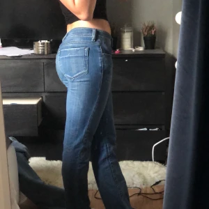 LÅGMIDJADE JEANS - Äkta lågmidjade Diesel Jeans från 2000talet! Varsamt använda och passar mig som vanligtvis använder medium, var inte rädd för att höra av er vid mer frågor eller liknande!🥰🥰 pris kan självklart diskuteras!