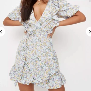 Missguided Sommarklänning - Helt ny sommarklänning från Missguided, aldrig använd - var inte min stil helt enkelt. Prislapp och påse finns kvar. Frakt på 48kr tillkommer