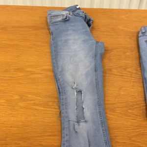 2-pack skinny jeans - 2 pack skinny jeans i bra skick, bild nr 1: NA-KD rippade jeans (ser mycket bättre ut på, hålen på byxorna är gjorda själva) storlek 36. Bild nr 2: jeans från SHEIN i storlek M (aldrig använda) 