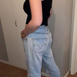 Snygga vintage Levis jeans köpta på HUMANA! Jeansen har ett snyggt hål på ena knät och är lite slitna längst ned. Skulle tro att de är herrstorlek men funkar som lågmidjade på mig som brukar ha 38 i jeans! Är 170 cm. Tar emot bud ifrån 200!(KÖP DIREKT:500