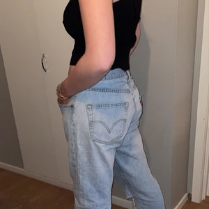 🧸LEVIS 501🧸 - Snygga vintage Levis jeans köpta på HUMANA! Jeansen har ett snyggt hål på ena knät och är lite slitna längst ned. Skulle tro att de är herrstorlek men funkar som lågmidjade på mig som brukar ha 38 i jeans! Är 170 cm. Tar emot bud ifrån 200!(KÖP DIREKT:500