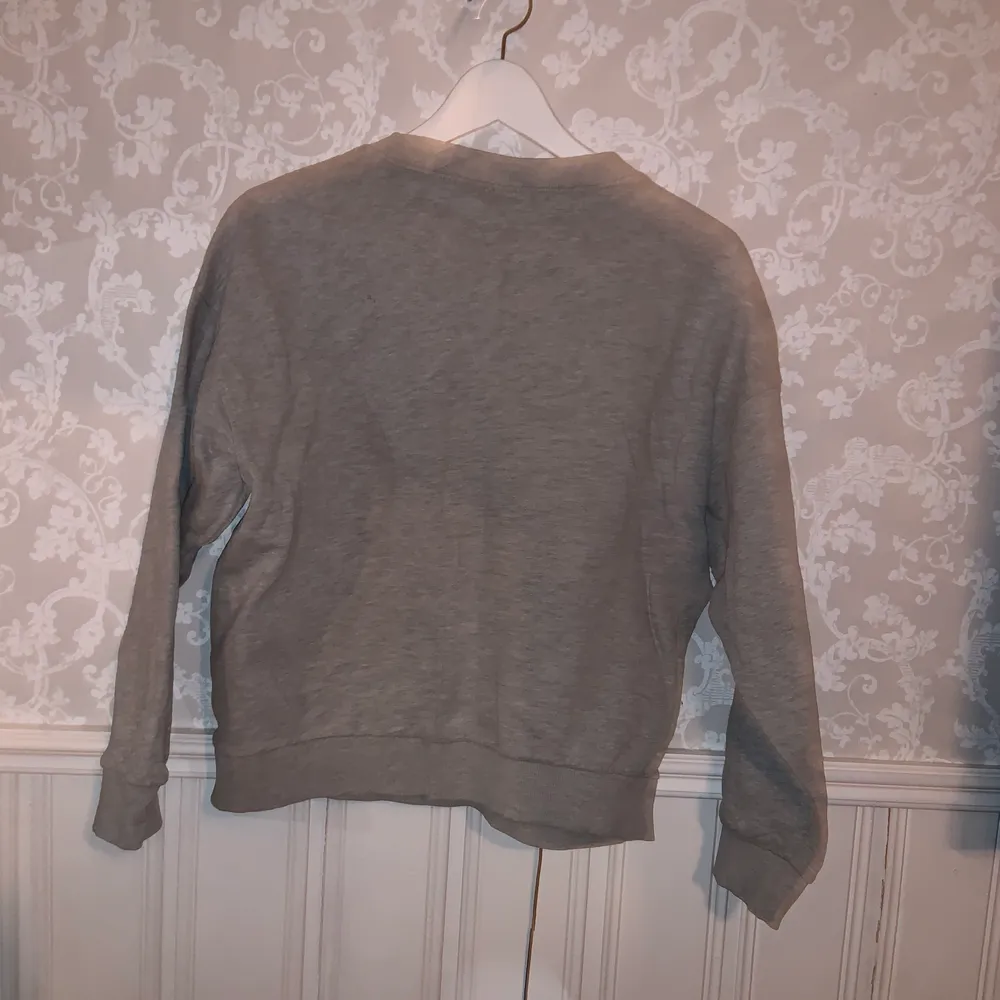 Fin sweatshirt från Gina Trico i storlek S. Säljer då den är för liten för mig som är 172cm. Den är i fint skick och köparen står för frakten!💕. Tröjor & Koftor.