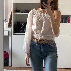 Topp från NA-KD - Fin vit somrig topp från NA-KD i strl S. Aldrig använd, men prislappen är bortklippt. Säljer på grund av att den inte kommit till användning