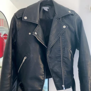 Skinnjacka - Jättefin skinnjacka från Lindex i storlek S!!💗 Litet skavmärke på kragen men det syns inte särskilt mycket när man har på sig den, den är verkligen perfekt nu till våren! Frakten är på cirka 70kr så de blir endast 190kr ❣️❣️