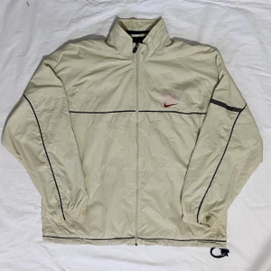 Nike jacka i Storlek XL, men passar L - Detta är en Nike jacka i storlek XL men som passar lika bra till de som har storlek L. Den är i mycket fint skick, men det enda är att den är lite röd runt loggan (se bild)😊 Den är perfekt för våren och sena sommarkvällar!