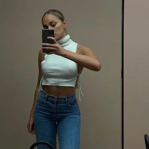 Zara jeans  - Säljer dessa populära ”90s full length” jeansen från zara, hittar dom inte på hemsida så förmodligen slutsålda(bild 1 och 2 är lånade). I ljusblå tvätt och ej avklippta så passar superbra för någon med långa ben. Dom är raka i modellen. För tajta på mig därav att jag säljer dom. Använda fåtal gånger så nyskick. Köparen står för frakten🤍☺️🤍 (bara att skriva för bättre bilder)