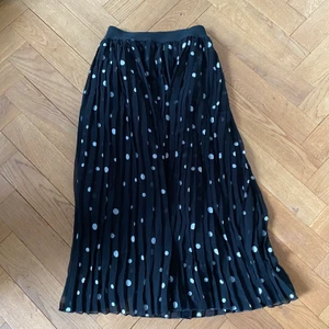 Prickig kjol Nakd - Prickig midikjol från Nakd.😋 frakt tillkommer.🥰