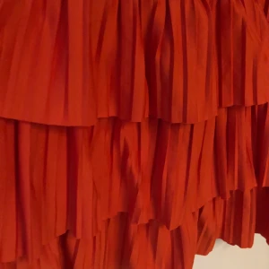 Röd kjol  - En röd söt kjol från zara. Super fin och skön. 