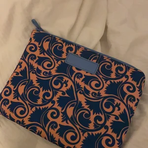 iPad fodral  - Har använt denna som både iPad fodral och necessär. Från Marc by Marc Jacobs💜 (mer rosa i verkligheten)