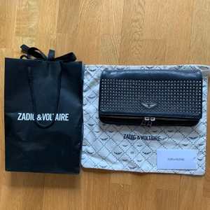 Zadig & Voltaire väska - Säljer denna fina och efterfrågade Zadig & Voltaire väskan! Köpte den för ca 1,5 år sedan så den är använd men i bra skick. Nypris för 3600 och jag säljer den för 1750kr.