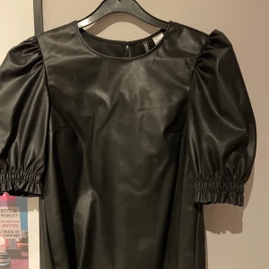 Topp - Hör av er för bättre bilder! Från hm puffärmar och nytt skick! Minns inte hur mycket den kosta därav billigt pris!💖😉