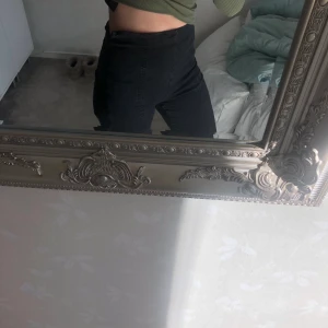Svarta jeans med justerbar slits nertill - Storlek 36 från NAKD. Budgivning till 19/3🌻