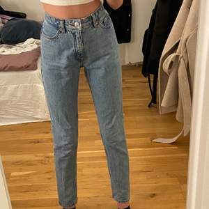 Ett par ljusblå jeans från Monki. Byxorna har inte används mpnga ggr, då dem är lite förkorta för mig som är 171. Jeansen har en liten fläck på baksidan av benet (bild 2) inget som syns väl. Frakt ingår i priset.😊