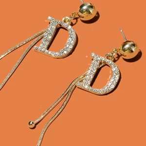  Dupe fashion earrings - Available 5 pcs . Frakt tillkommer 